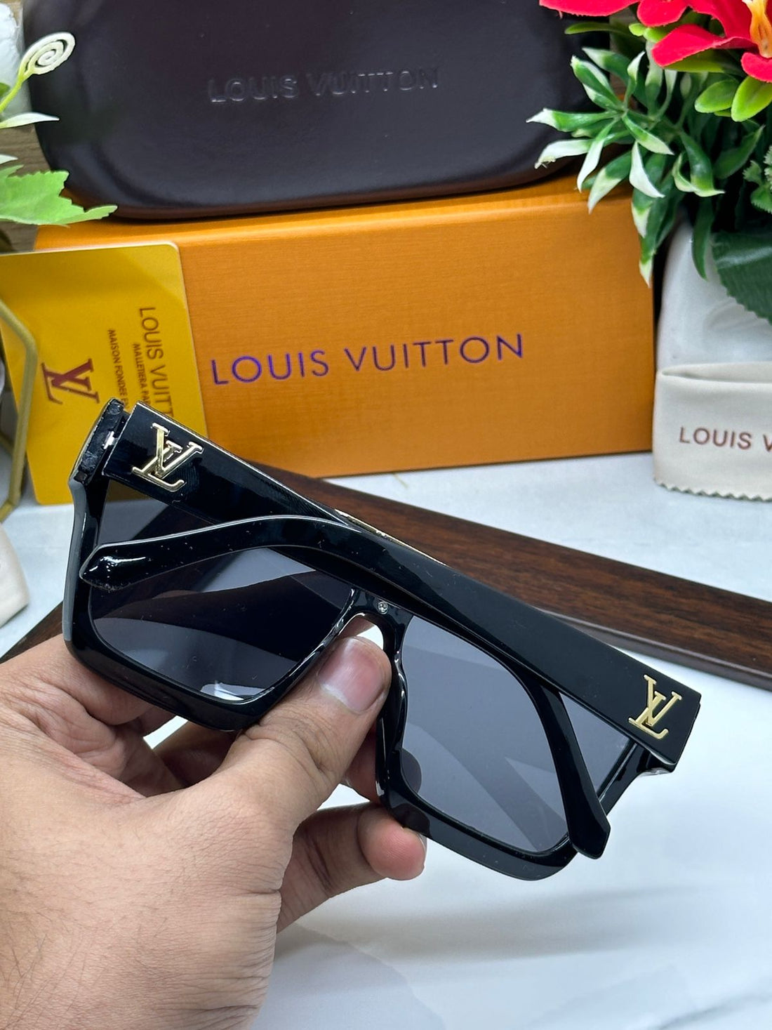 Louis Vuitton sunglass For Men's And Women's LV-4395 Black color Frame Unisex Gift Sunglass
