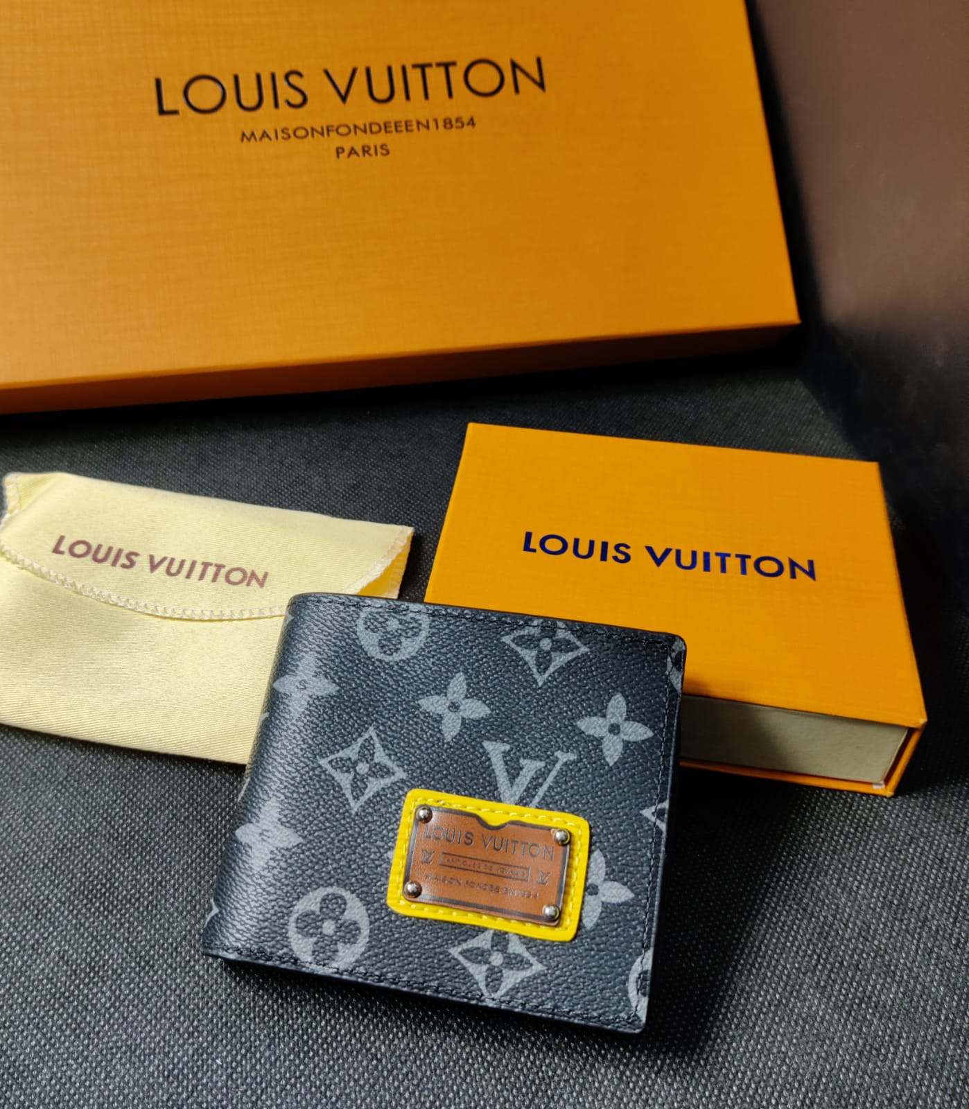 LV Leather Heavy quality latest full printed design Fancy look wallet for Men LV-712