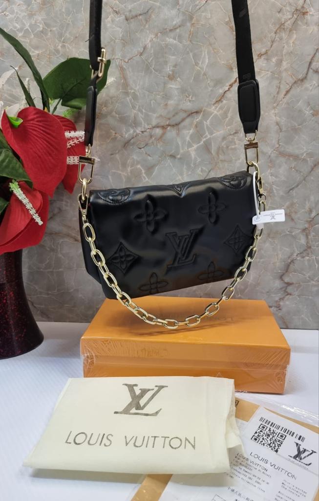 LOUIS VUITTON Small Size Black Colour Bag For Women LV-7834-WBG