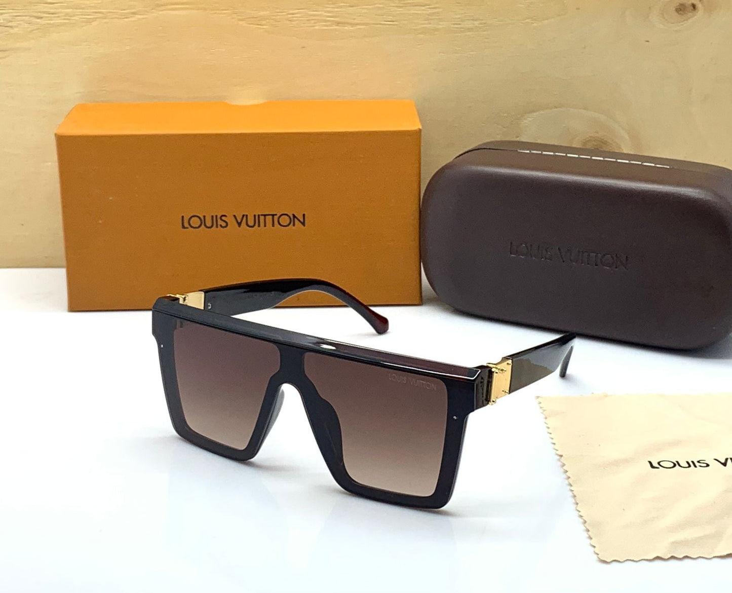 Louis Vuitton brown lenses And Black Frame For Men's and Women's Sunglass Square Design Golden Strap Unisex Gift Sunglass LV-979
